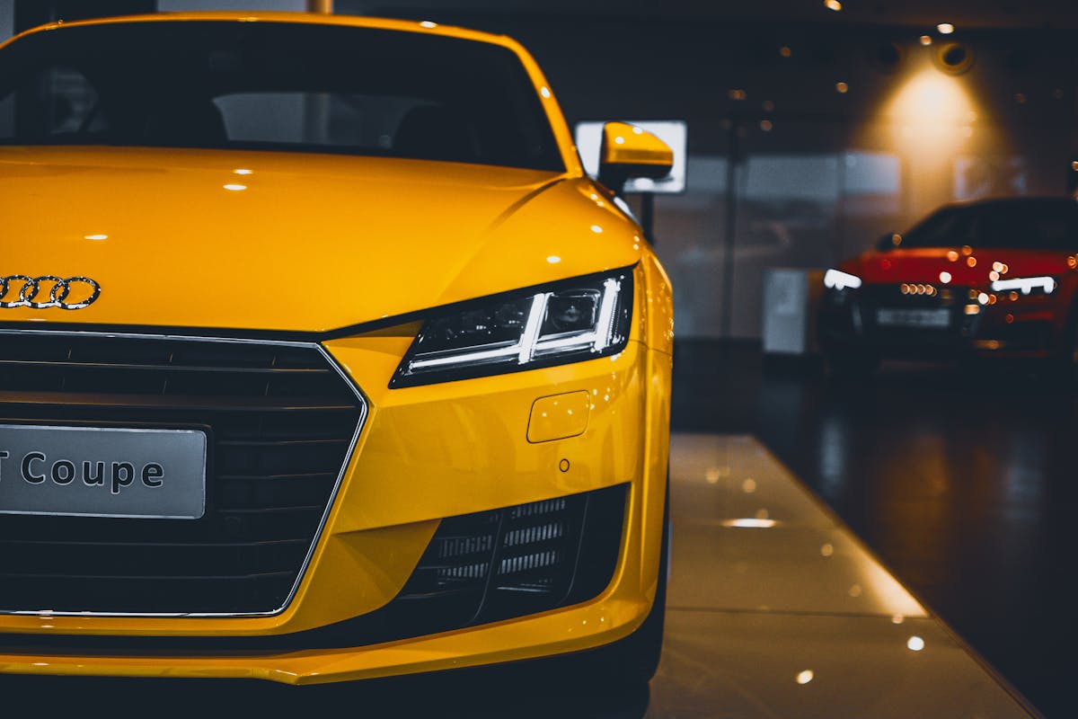 Sportwagen in der Werkstatt – Detailarbeit an Karosserie und Technik