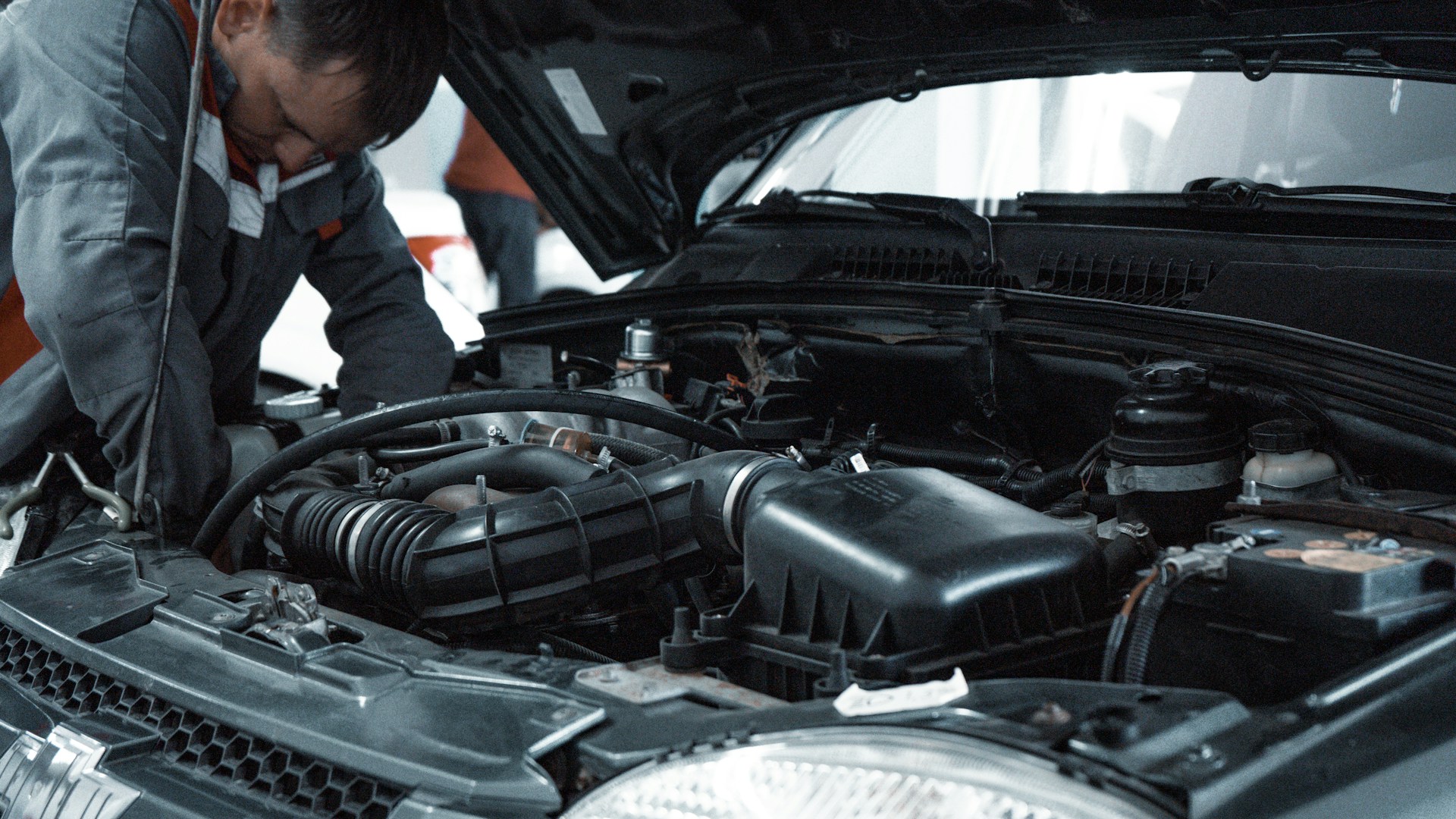 Motorraum eines Pkw bei der Schadendiagnose und technischen Auswertung nach einem Unfallereignis