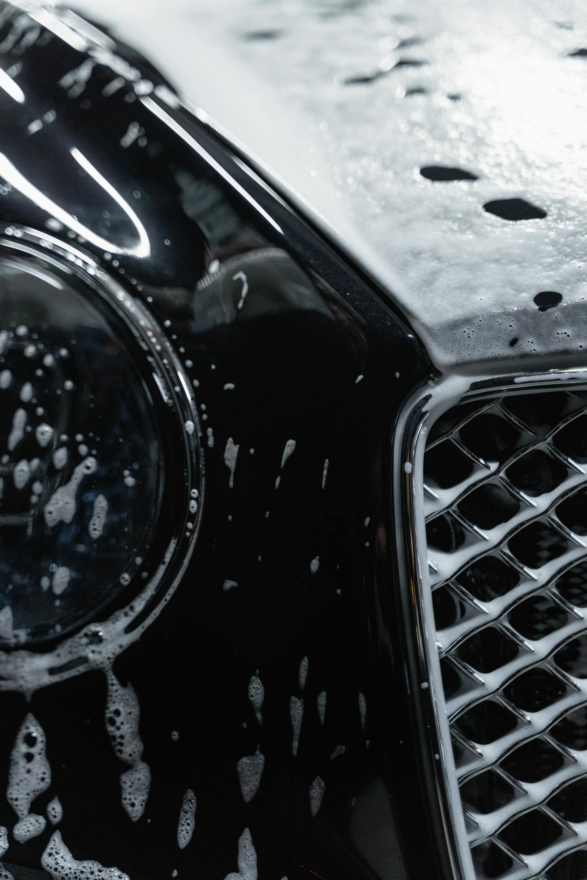 Moderne Autowerkstatt mit Hebebühne und Werkzeug – Team Glaser Automobile GmbH